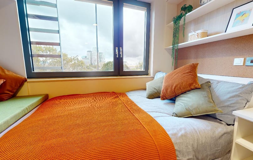 Bronze Studio Plus, iQ Paris Gardens, 6 Paris Garden, Southwark, London - Image 1