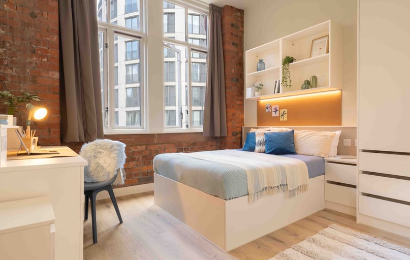 Platinum 1 Bed, iQ Hollingworth House, Fairfield Street, City Centre, Manchester - Image 1