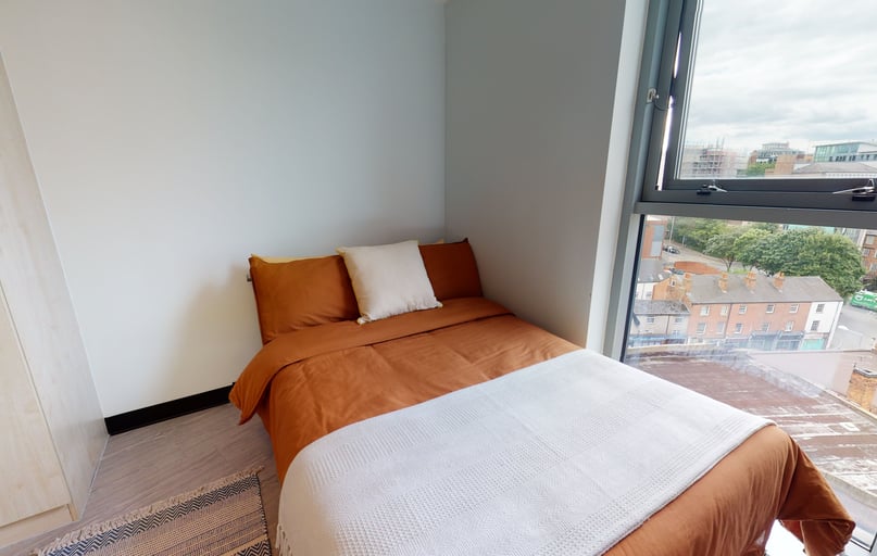 Silver En Suite, iQ Exchange, 143 Lower Parliament Street, City Centre, Nottingham - Image 1