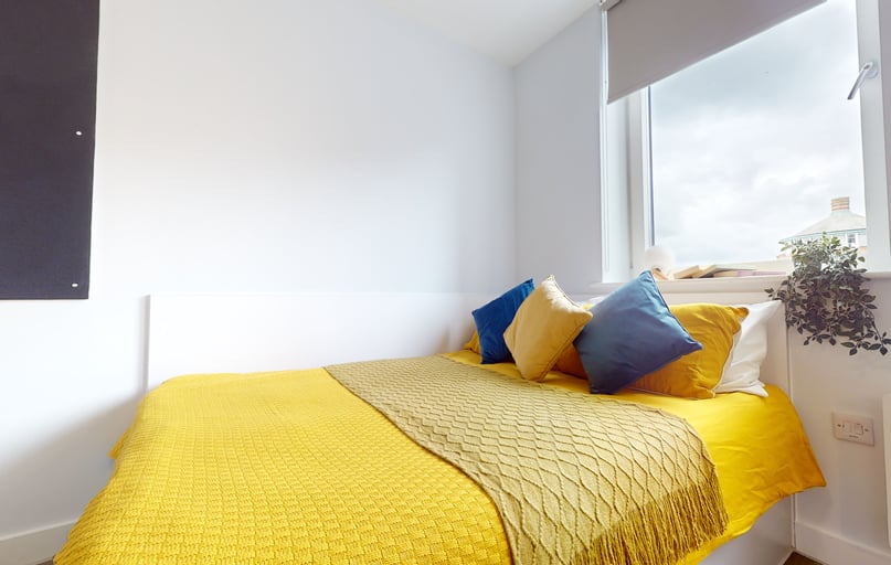 Bronze Studio Premium, iQ Newland House, 49 Mount St, Lenton, Nottingham - Image 1