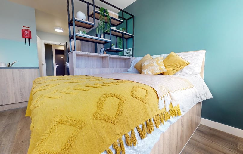 Bronze Studio Deluxe, iQ Newtown House, Maid Marian Way, City Centre, Nottingham - Image 1