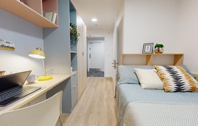 Gold En Suite, iQ Signal Place, 10 Traffic Street, City Centre, Nottingham - Image 1