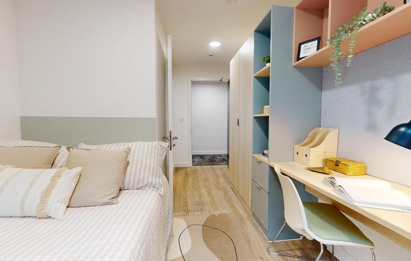 Gold En Suite Plus, iQ Signal Place, 10 Traffic Street, City Centre, Nottingham - Image 1