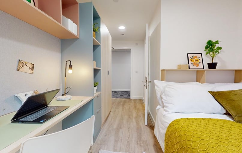 Silver En Suite Plus, iQ Signal Place, 10 Traffic Street, City Centre, Nottingham - Image 1