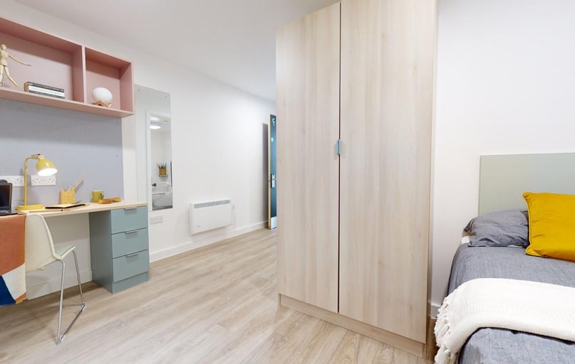 Silver En Suite Premium, iQ Signal Place, 10 Traffic Street, City Centre, Nottingham - Image 1