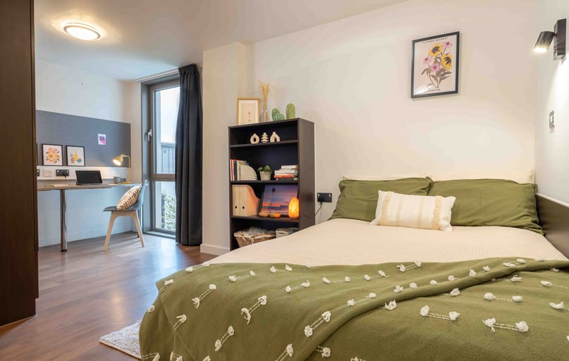 Gold En Suite, iQ Astor House, 163 Notte Street, City Centre, Plymouth - Image 1