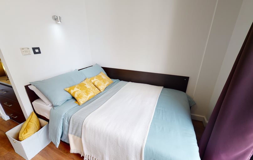 Platinum En Suite, iQ Astor House, 163 Notte Street, City Centre, Plymouth - Image 1