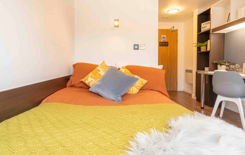 Silver En Suite, iQ Astor House, 163 Notte Street, City Centre, Plymouth - Image 1
