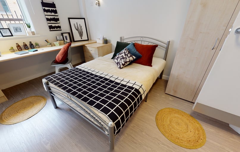 Silver En Suite, iQ Fenton House, 51 Wellington Street, City Centre, Sheffield - Image 1