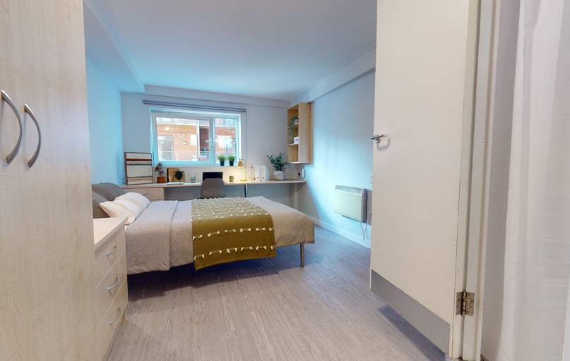 Silver En Suite Plus, iQ Fenton House, 51 Wellington Street, City Centre, Sheffield - Image 1