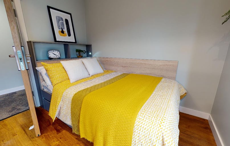 4-Bed Silver Apartment, iQ Knight House, 75 St George's Close, City Centre, Sheffield - Image 1