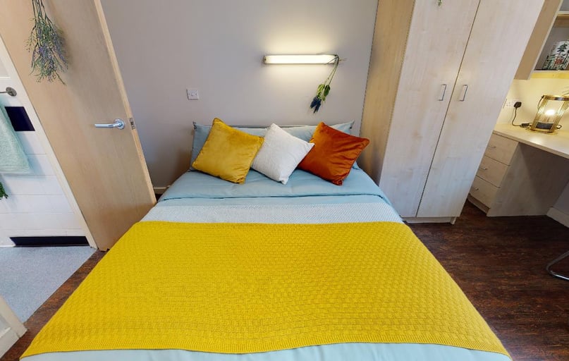 Gold En Suite Plus, iQ Fiveways House, North Road, City Centre, Wolverhampton - Image 1