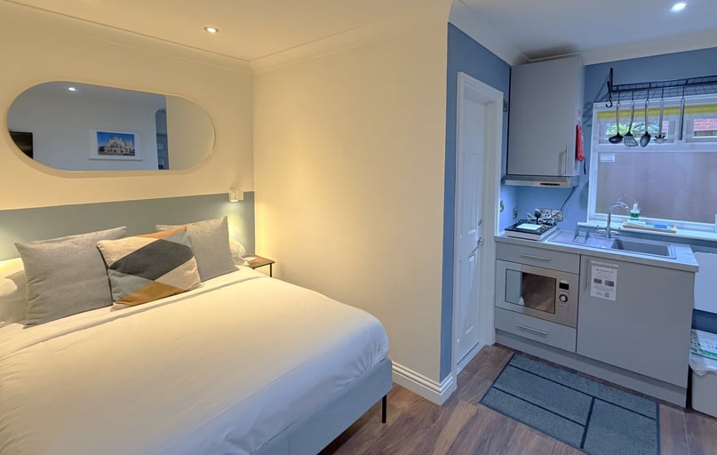 Studio 9, Melbury Rooms & Studios, 4 Queens Crescent, City Centre, Exeter - Image 1