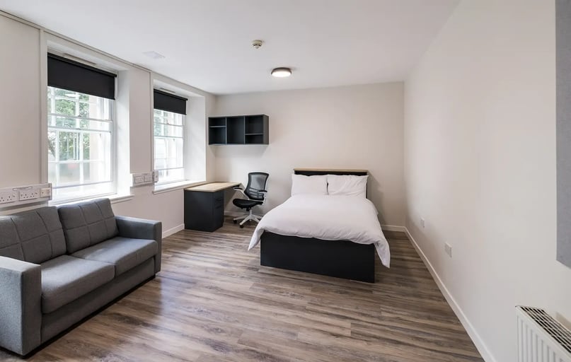 Extra Large – 3 Bed, Lyon Street Terrace, 10 Lyon Street, City Centre, Dundee - Image 1