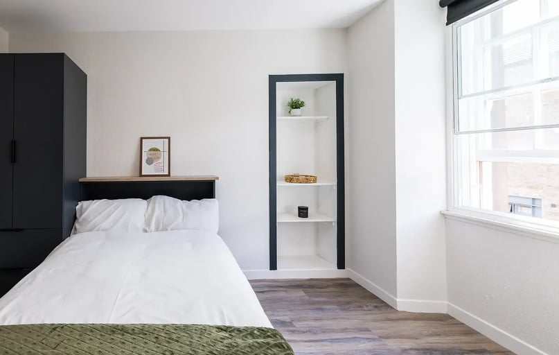 Deluxe – 2 Bed, Lyon Street Terrace, 10 Lyon Street, City Centre, Dundee - Image 1