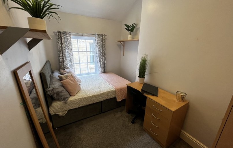 24 Cumberland Road, Hyde Park, Leeds - Image 1