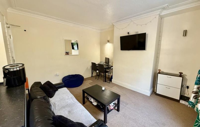 Station Parade, Kirkstall, Leeds - Image 1