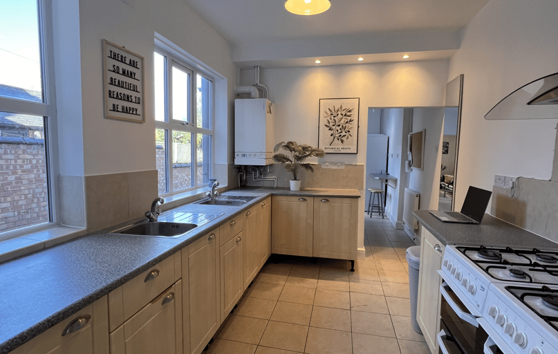 Clarendon Park Road, Clarendon Park, Leicester - Image 1