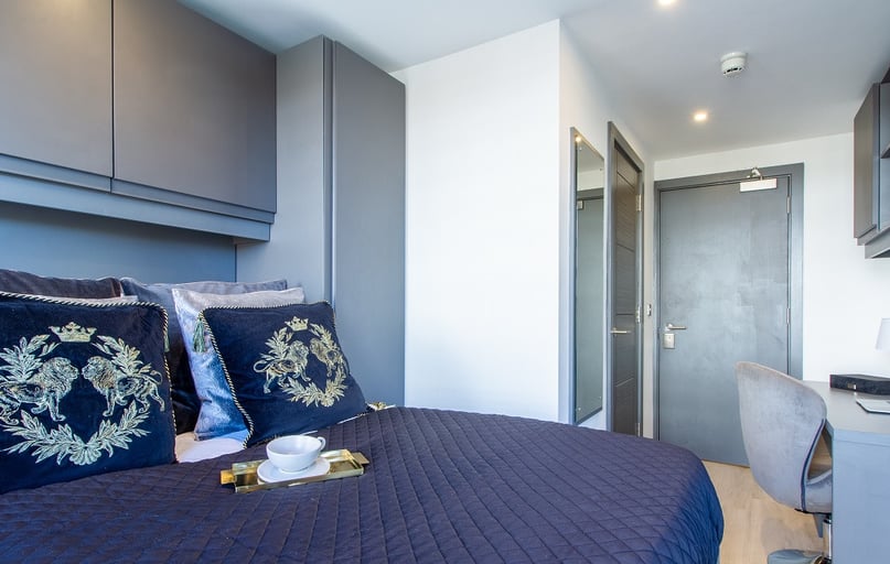 Deluxe 2 Bed Apartment, 33 Parkside, City Centre, Coventry - Image 1