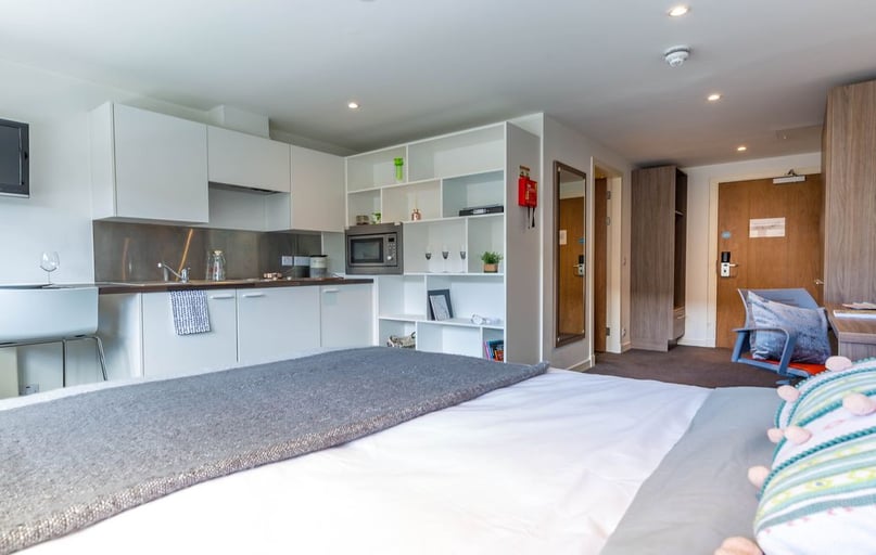 Large Studio, Gallery Apartments, 2 Port Dundas Place, City Centre, Glasgow - Image 1