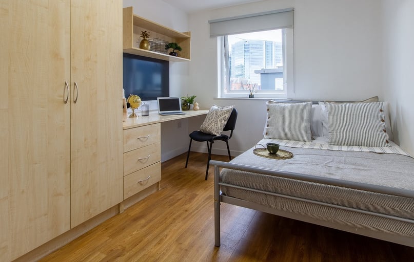 Platinum 2 Bed Apartment, Canalside, Lower Loveday Street, Central, Birmingham - Image 1