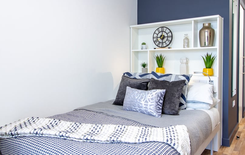 Classic 4 & 5 Bed Ensuite, Plymouth Cross House, 6 Raleigh Street, City Centre, Plymouth - Image 1