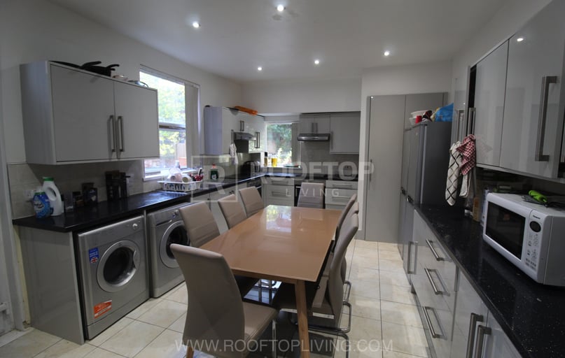 Bainbrigge Road, Headingley, Leeds - Image 1