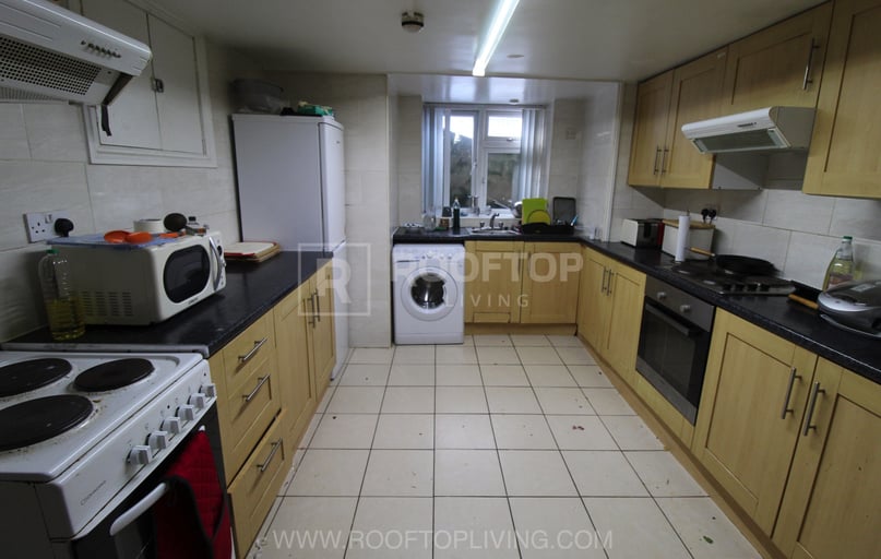 Chestnut Avenue, Hyde Park, Leeds - Image 1