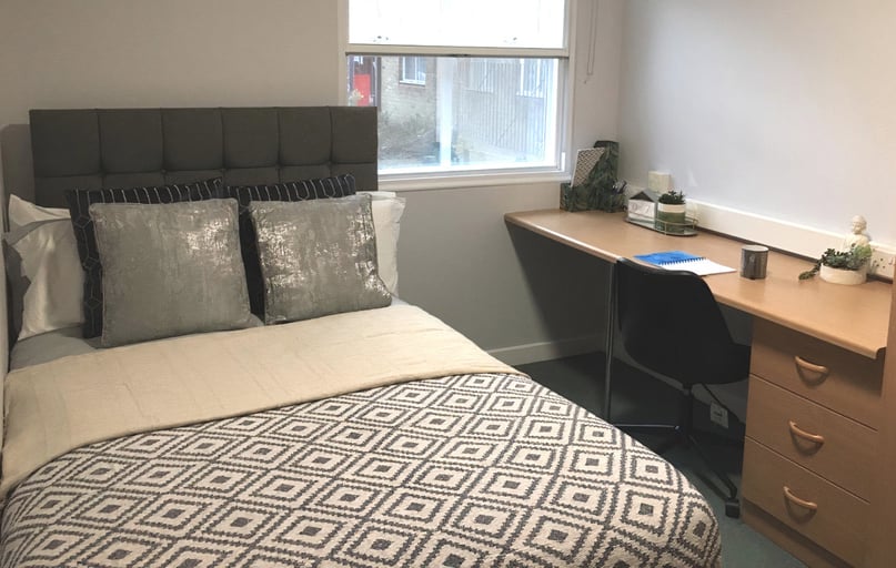 Ensuite, Dean House, New Cross Road, New Cross, London - Image 1