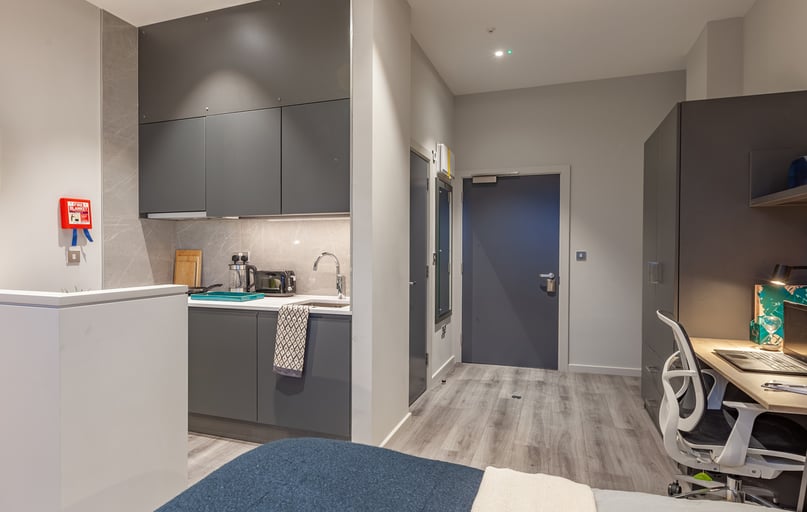 Premium Luxe Studio, Grosvenor House, 141-143 Drury Lane, Covent Garden, London - Image 1