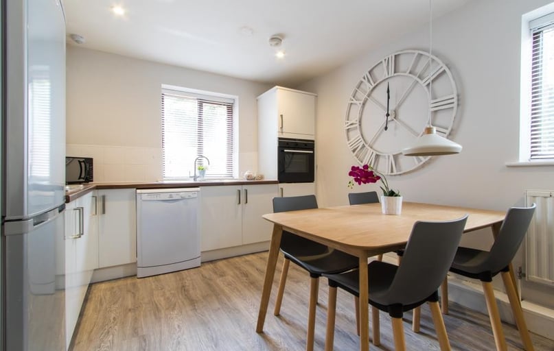 Victoria Court Mews, Hyde Park, Leeds - Image 1