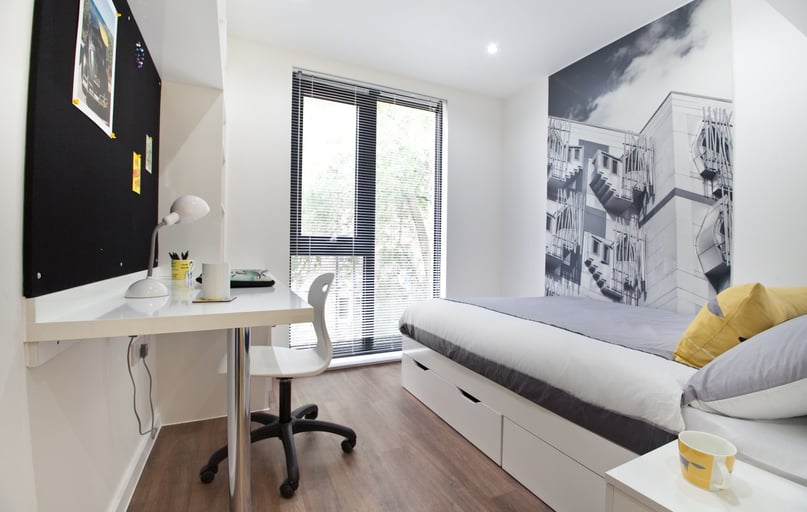 Premier 3 Bed, Gateway Apartments, 31 Montgomery St, Marchmont, Edinburgh - Image 1