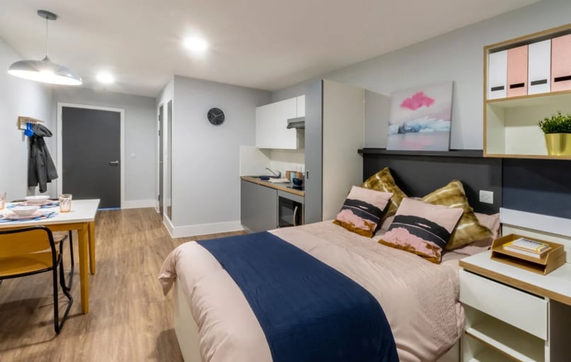 Superior Plus Studio, West Way Square, 5 West Way Square, Cowley, Oxford - Image 1