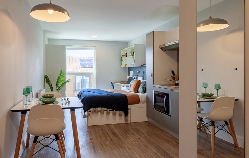 Superior Studio, West Way Square, 5 West Way Square, Cowley, Oxford - Image 1