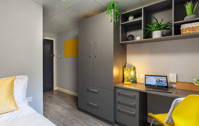 Deluxe Ensuite, Allen Court, 1 Cromwell Range, Fallowfield, Manchester - Image 1