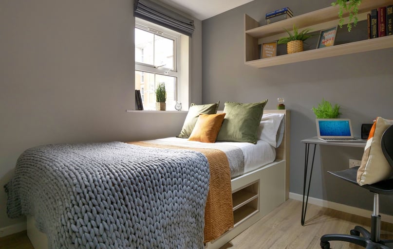 Classic 4 Bed Apartment, Emily Davies, Western Esplanade, Portswood, Southampton - Image 1