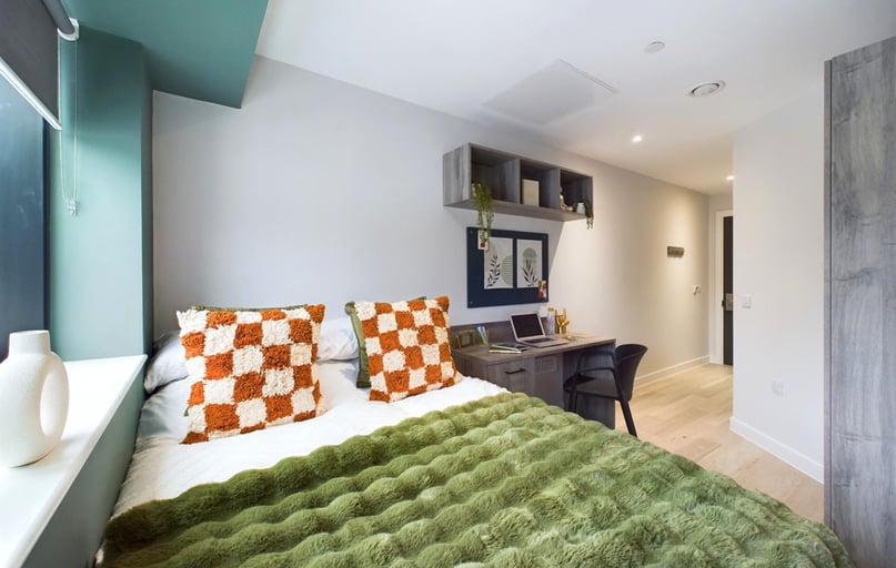 Superior Ensuite, Crown Place, St Ann's Well Road, The Old Meadows, Nottingham - Image 1