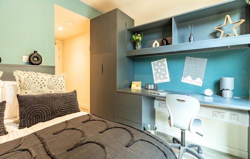 Classic Ensuite, Pershore Junction, 1-3 Dogpool Lane, Selly Park, Birmingham - Image 1