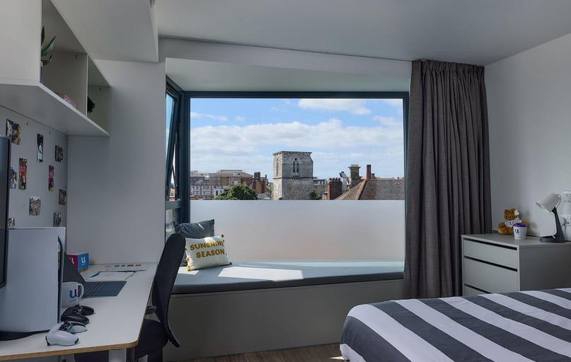 Premium Plus, Bargate House, 31 High Street, City Centre, Southampton - Image 1