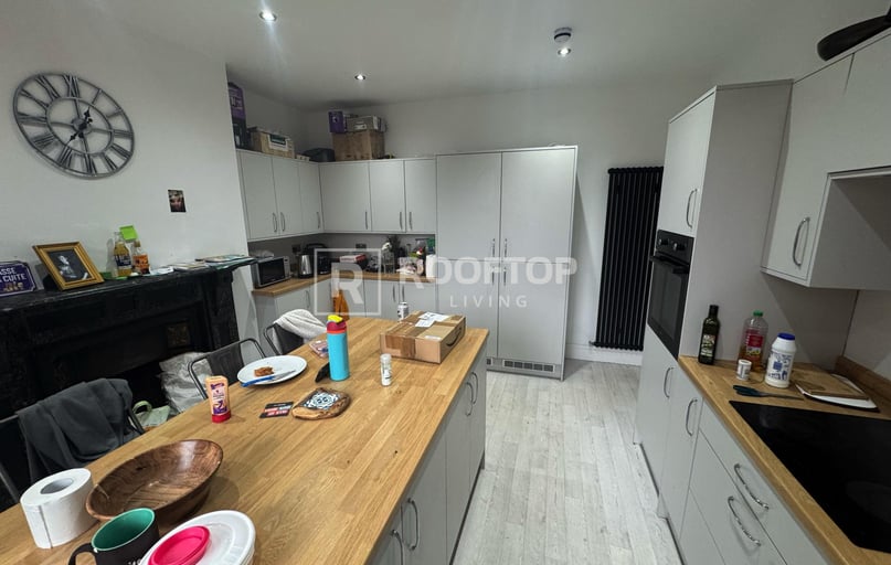 Belle Vue Road, Hyde Park, Leeds - Image 1