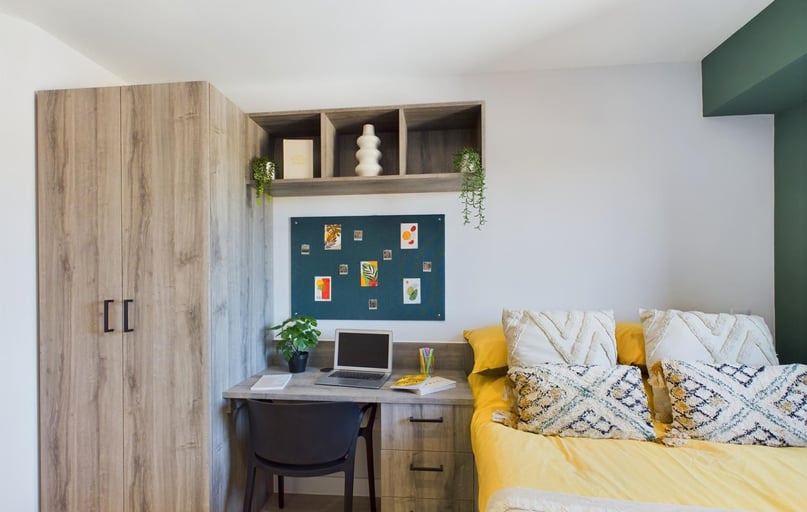 Luxury Studio with Courtyard, Crown Place, St Ann's Well Road, The Old Meadows, Nottingham - Image 1