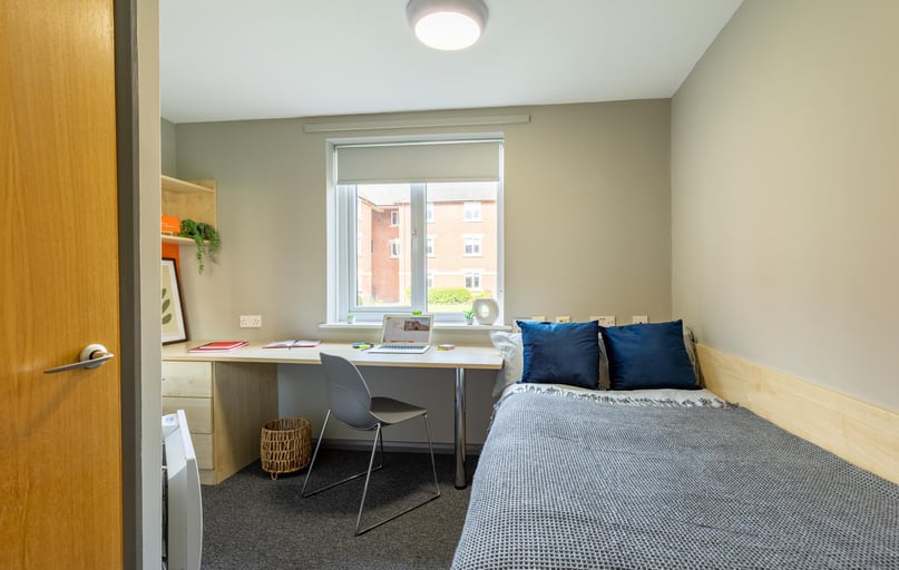 Classic 3 Bed Flat, Calthorpe Court, Pershore Road, Edgbaston, Birmingham - Image 1