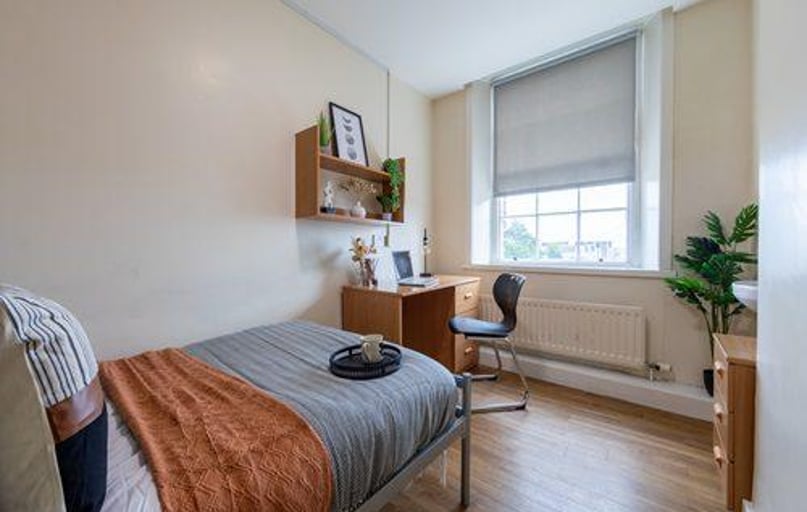 Silver Non Ensuite, Garth Heads, Off Melbourne Street, City Centre, Newcastle - Image 1