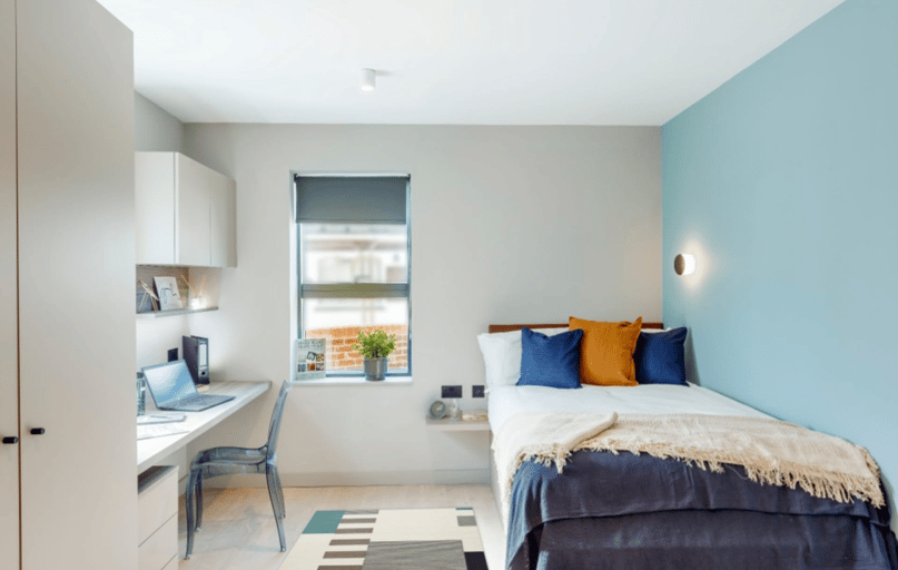 Executive Studio, The Garage, 98 Harvest Road, Egham - Image 1