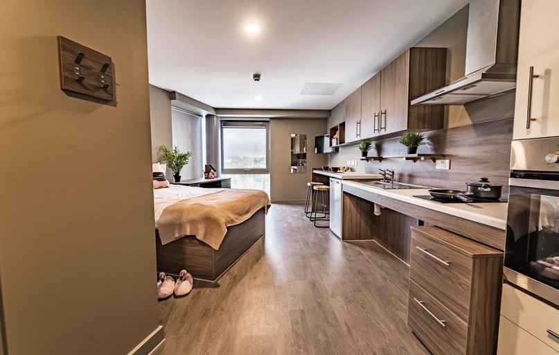 Premium Tower Studio, Scotway House, 165 Castlebank Street  , Broomhill, Glasgow - Image 1