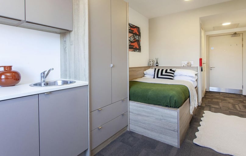 Budget Studio, Berkshire House, 252-256 Kings Road, City Centre, Reading - Image 1