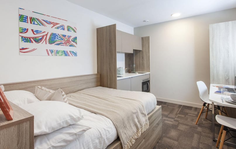 Superior Plus Studio, Berkshire House, 252-256 Kings Road, City Centre, Reading - Image 1