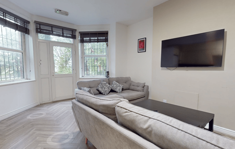 1+ Rooms in 9 Bed Property, Hyde Park, Leeds - Image 1