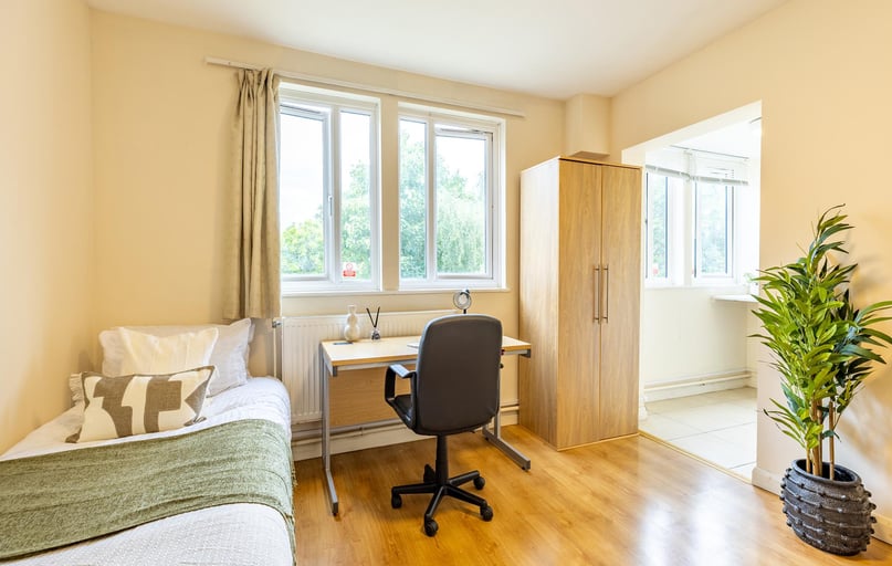 Large Studio, Brooke Hall, 17 Flodden Road, Lambeth, London - Image 1