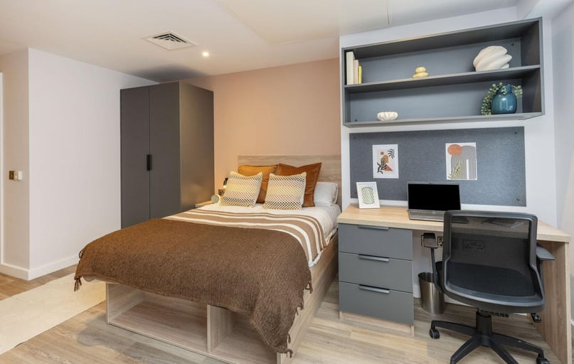 Deluxe Studio, Headrow Court, Park Cross Street, Hyde Park, Leeds - Image 1